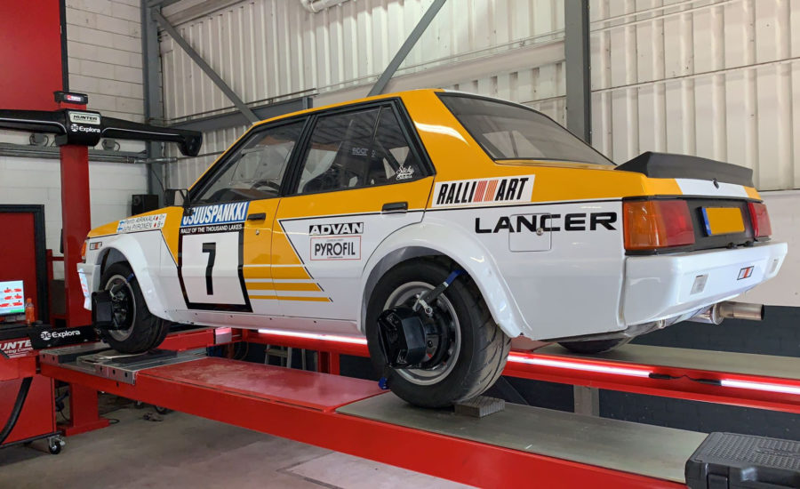 rally auto op uitlijnbrug om uit te lijnen